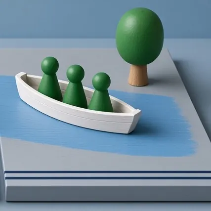 Grüne Holzfiguren in einem Kanu auf dem Wasser neben einem Baum
