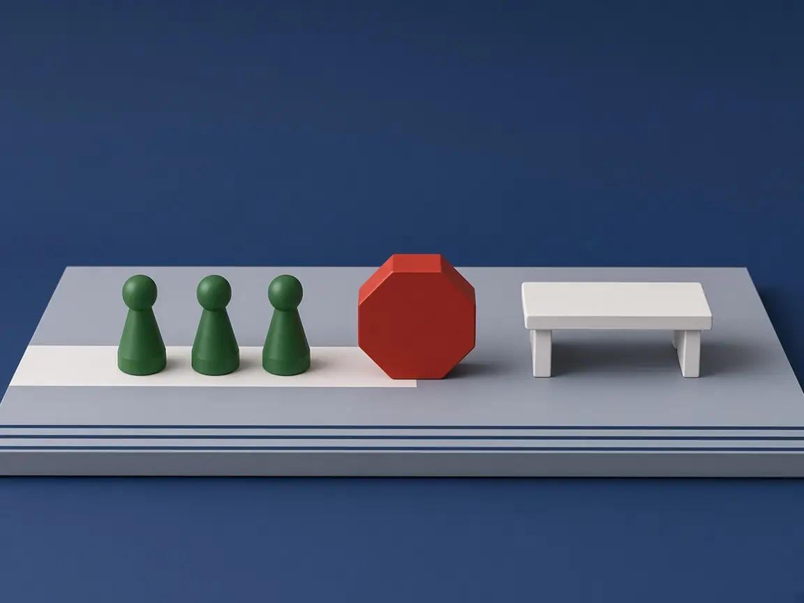 Drei grüne Spielfiguren vor einem roten Haltezeichen und einem leeren Schreibtisch